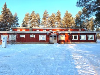 Pyrinnön maja palvelee asiakkaita hissien aukioloaikoina. 